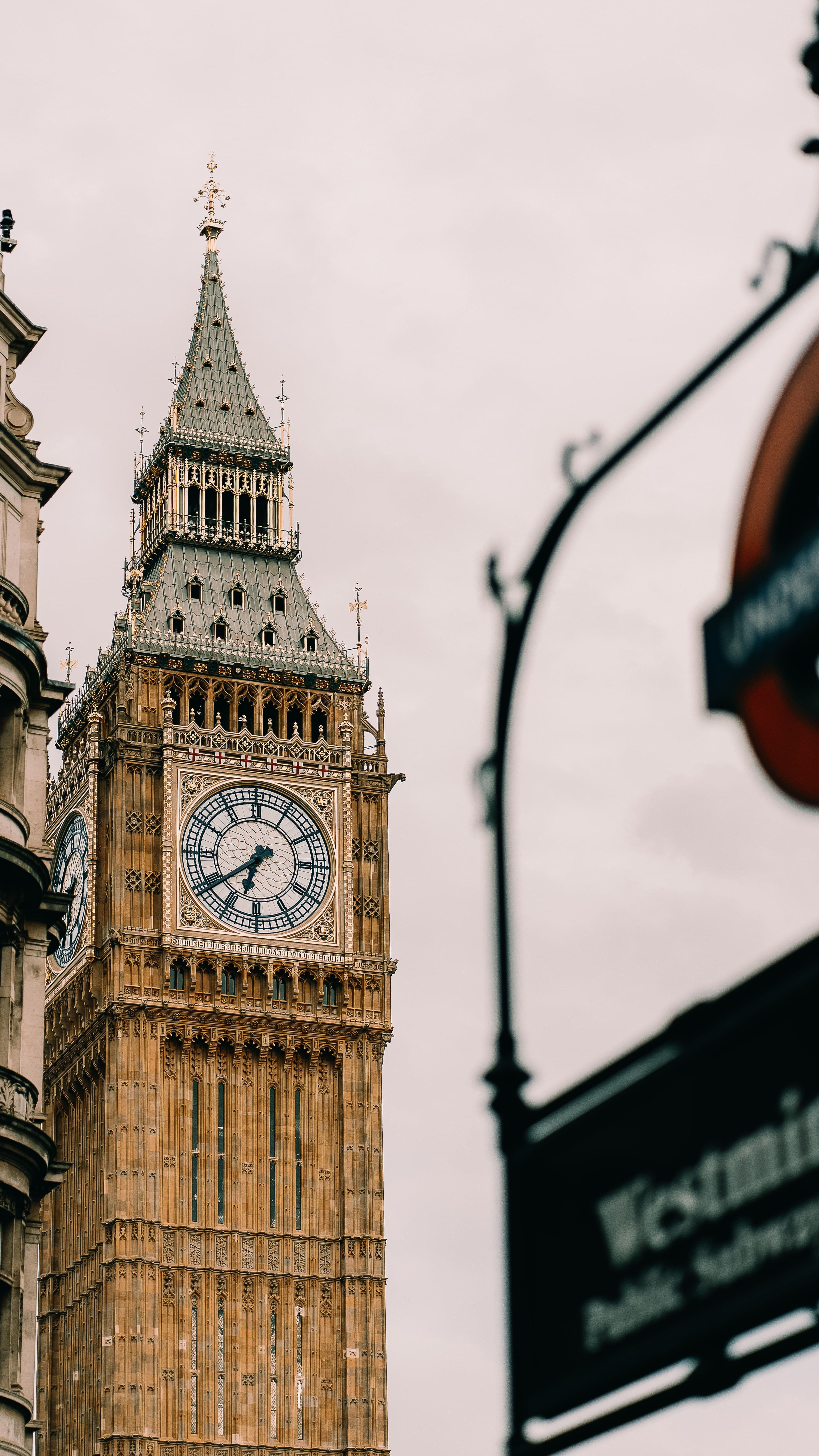 Big Ben and Westminster sign in London capture iconic British architecture.